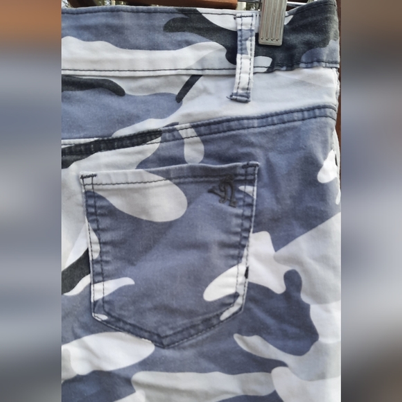 Camo Cargo Vip Pants - Picture 5 of 7